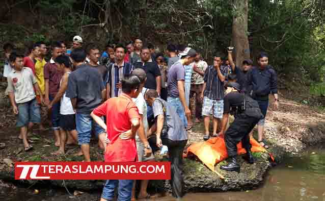 Proses evakuasi jenazah Meliyana di Sungai Batanghari, Kota Alam, Kotabumi, Lampung Utara, Minggu siang (6/12/2015).