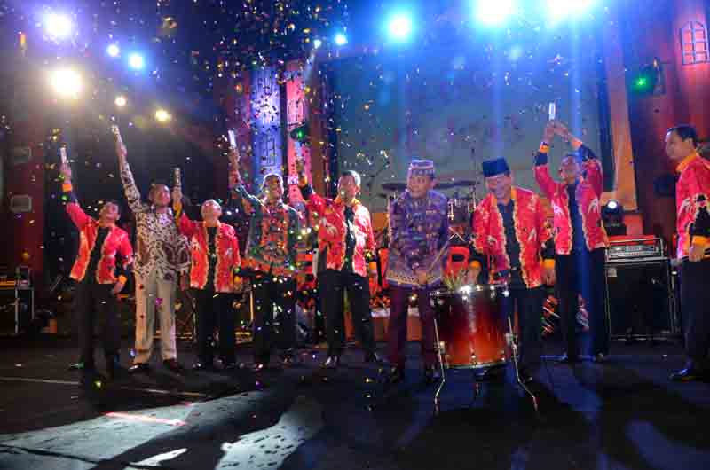 Walikota Bandarlampung Herman HN dan Kapolda Lampung Brigjen Ike Edwin memukul drum tanda ditutupnya acara Begawi Bandarlampung dan Bandarlampung Expo 2016, di Lapangan Way Dadi, Sukarame, Minggu malam (29/5).