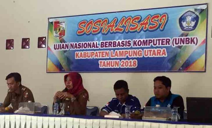 Kasi Dikdas Disdikbud Lampung Utara menyosialisasikan sistem UNBK kepada peserta sosialisasi