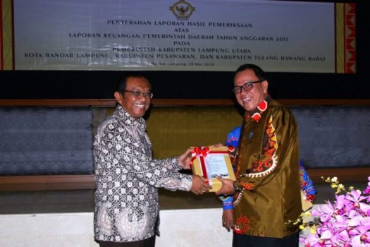 Sekretaris Kabupaten Lampung Utara, Samsir menerima LHP dari ketua BPK, Sunarto dengan predikat WTP.
