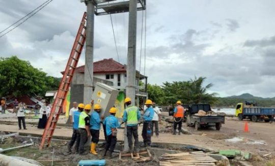 Para petugas PLN pembenahan jaringan listrik pasca tsunani Selat Sunda di wilayah Lampung Selatan.