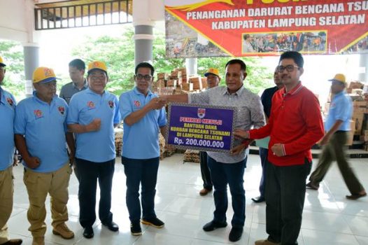 Pemkab Mesuji Serahkan Bantuan Rp200 Juta untuk Korban Tsunami di Lampung Selatan