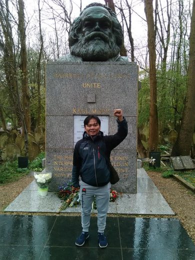 Saya di makam Karl Marx di Highgate Cemetery, Swains Lane, London. (Foto: Istimewa/Oki Hajiansyah Wahab)