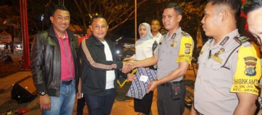 Plt Bupati Lampung Selatan Nanang Ermanto menyerahkan hadiah umrah kepada tuga Babinkamtimbas, Rabu malam (10/7/2019).
