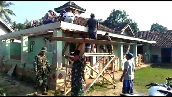 TMMD ke-105, Prajurit Kodim Lampung Utara Renovasi Dua Masjid