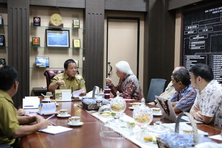 Gubernur Lampung menerima Direktur Utama PT Way Halim Tomy Soekiato Sanjoto beserta jajarannya di Ruang Kerja Gubernur, Senin (30/9/2019).