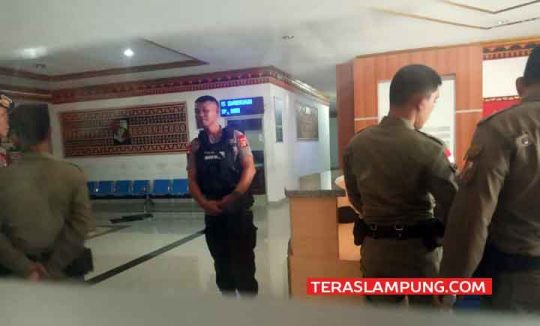Petugas kepolisian ‎terlihat berjaga - jaga mengamankan lokasi penggeledahan ruang Kantor Bupati Lampung Utara, Rabu, 9 Oktober 2019.