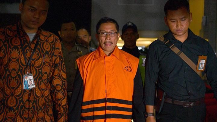Sunjaya Purwadisastra keluar dari gedung KPK dengan mengenakan rompi oranye pada Jumat dinihari, 26 Oktober 2018 (Foto Antara via Tempo.co)
