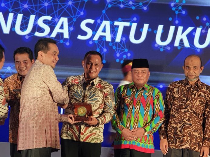 Plt Bupati Lampung Selatan Nanang Ermanto menerima penghargaan Pasar Tertib Ukur dari Menteri Perdagangan Agus Suparmanto, Jumat (20/12/2019).
