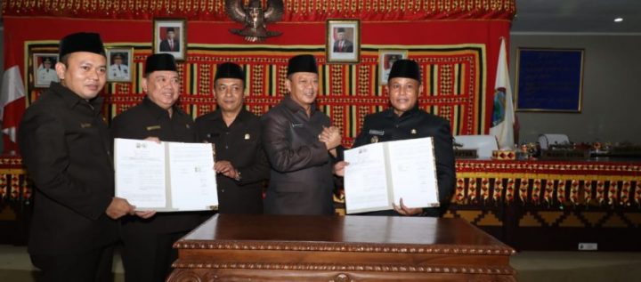 Delapan Fraksi DPRD Lamsel Setujui Sepuluh Raperda Jadi Perda