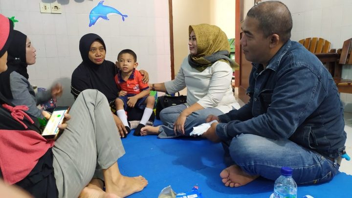 Ny.Yuti Hipni (kerudung kuning) saat menyambangi 14 anak-anak penyandang tuna wicara yang sedang dilakukan rehalibitasi medik di Klinik Tumbuh Kembang Rumah Sakit Imanuel Wayhalim, Bandar Lampung, Senin (9/3/2020).