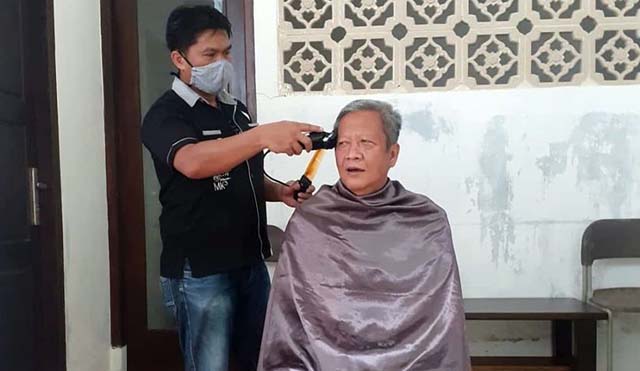 Sembuh dari Virus Corona, Ketua Gerindra Lampung Pangkas Rambut
