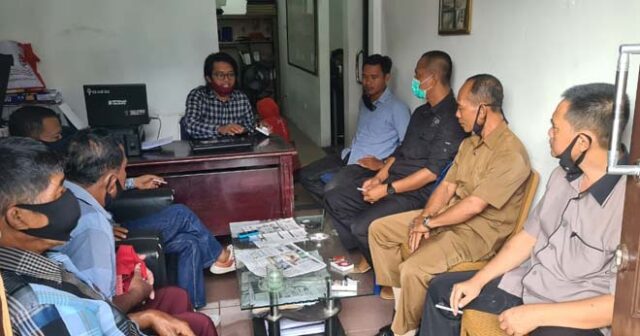 Perwakilan warga Desa Terbanggi Subing, Kecamatan Gunung Sugih, Kabupaten Lampung Tengah mengadu ke LBH Bandarlampung, Rabu (26/8/2020).