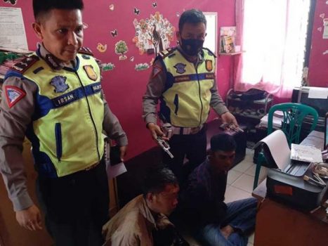 Arf dan Khi, warga Gunungsugih Besar, Lampung Timur, diringkus petugas Polsek Kedaton, Senin pagi (5/10/2020) karena membawa senjata api rakitan.
