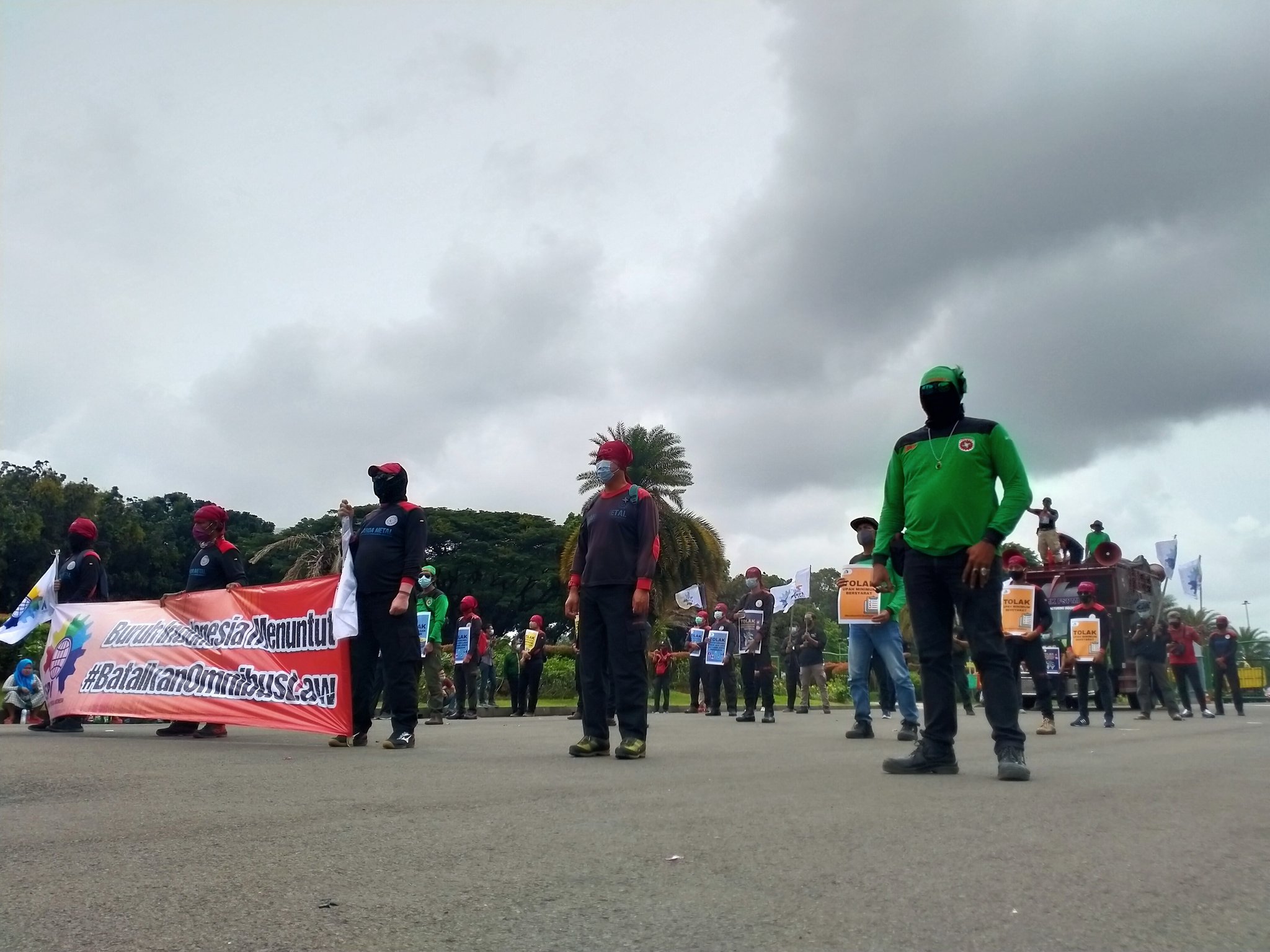 Demonstrasi buruh yang tergabung dalam KSPI di kawasan Silang Merdeka Barat Daya Monumen Nasional, Jakarta Pusat, Senin (18/1/2021). Foto: FSPMI-KSPI
