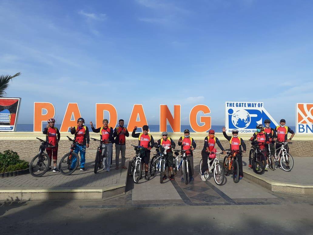 Komunitas sepeda Go Gowes Genre Ranah Minang (3G RM) saat mengelilingi kawasan wisata Tapi Laut di Kota Padang. (Dok. Istimewa)