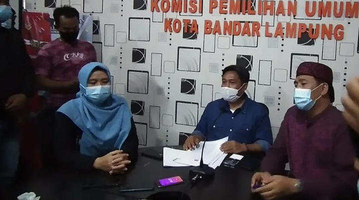 Ketua KPU Kota Bandar Lampung, Dedy Triadi (tengah) didampingi anggota komisioner KPU setempat saat berikan keterangan kepada awak media suai gelar peleno dan memutuskan membatalkan Paslon nomor 3, Eva-Deddy, Jumat malam (8/1/2021)