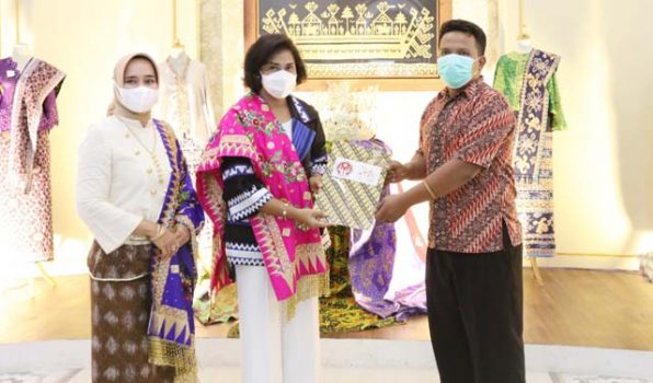 Dekranasda Lampung Serahkan Bantuan Modal Usaha kepada Para Perajin