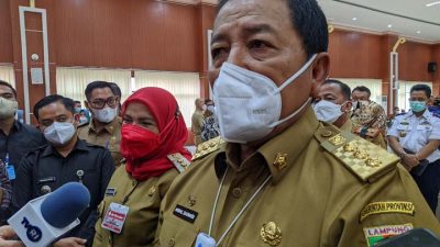Gubernur Lampung Arinal Djunaidi menjawab pertanyaan wartawan terkait aksi penambangan liar di Bukit Camang, Senin (29/3/2021).