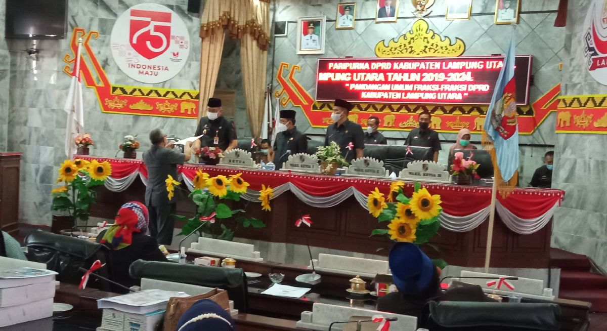 Juru bicara Fraksi PKS di DPRD Lampung Utara, Agung Utomo menyerahkan pemandangan umum fraksinya pada perwakilan pihak eksekutif