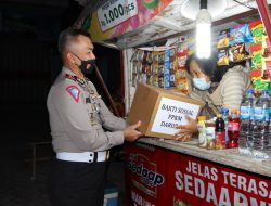 Sambil Patroli, Polda Lampung Mulai Salurkan Bantuan Sosial PPKM Darurat