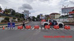 Penutupan jalan protokol pada hari pertama penerapan PPKM Darurat di Kota Bandarlampug dimulai dari Jalan Pangeran Diponegoro di wilayah Lungsir (dekat Kantor Pemkot Bandarlampung - Masjid Al Furqon), Senin pagi (12/7/2021).
