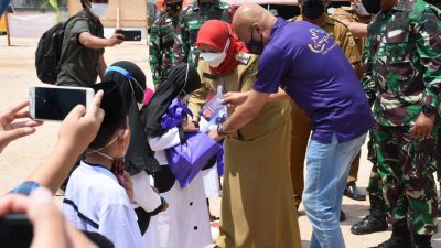 Walikota Eva Dwiana menyerahkan bantuan sembako kepada anak yatim, Senin (23/8/2021).