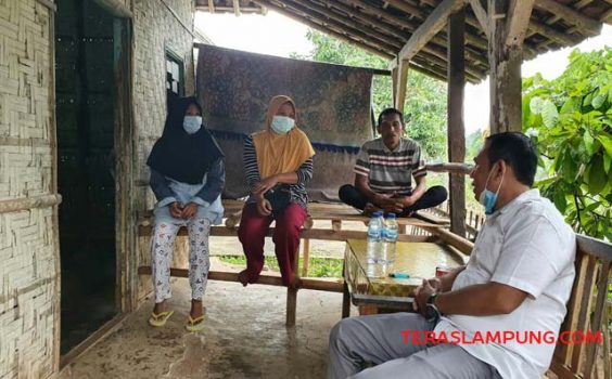 Wakil Ketua I DPRD Lampung Selatan Agus Sartono (kemeja putih) berbincang santai bersama Karmila (kiri), Armi, adik iparnya (tengah) dan Tukul, suami Karmila saat melakukan kunjungan di kediaman keluarga Karmila, Kamis (4/8/2021).