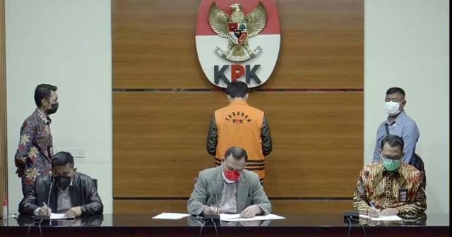 Ketua KPK Firli Bahuri mengumumkan Azis Syamsuddin sebagai tersangka kasus dugaan suap terkait DAK Lampung Tengah, Sabtu dini hari (25/9/2021). Foto: tangkapan layar kanal KPK
