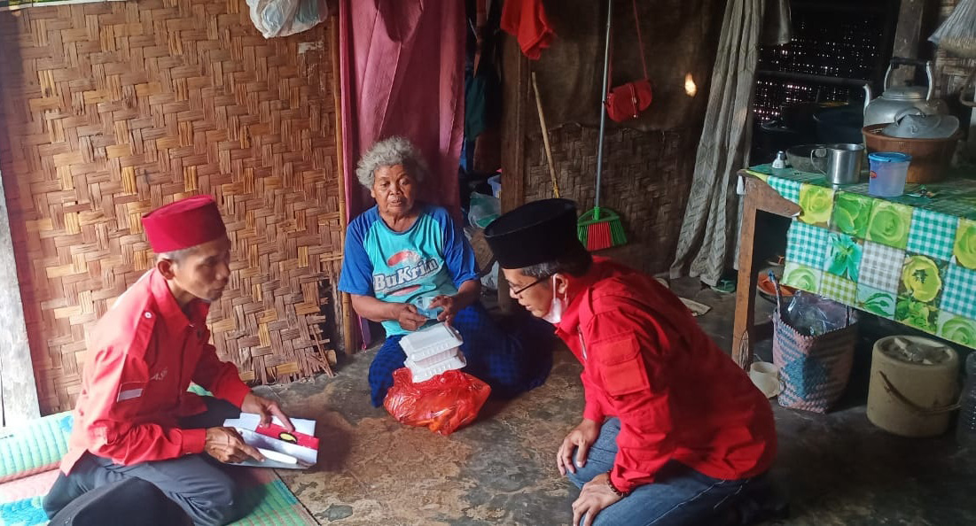 Ibu Mari, salah seorang warga Kecamatan Way Sulan saat menerima bantuan paket sembako dan makanan siap saji dari Bamusi Lamsel, Sabtu (18/9/2021).
