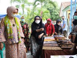Peringati Hari Batik Nasional, Ketua Dekranasda Provinsi Lampung tinjau Mini Exhibition UMKM Batik