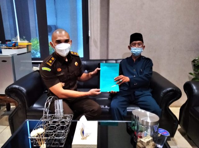 Kasie Intelijen Kejari Lampung Utara, I Kadek Dwi Ariatmaja menerima petisi dari tokoh masyarakat Desa Cahayamas, Marten terkait dugaan penyimpangan DD di Desa Cahayamas, Kamis (21/10/2021).