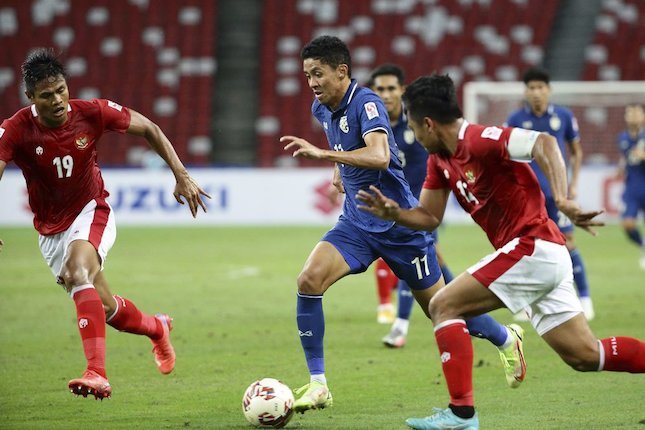 Duel Timnas Indonesia vs Thailand di leg 1 final Piala AFF 2020 di National Stadium, Singapura, Rabu (29/12/2021) malam WIB. (c) AP Photo