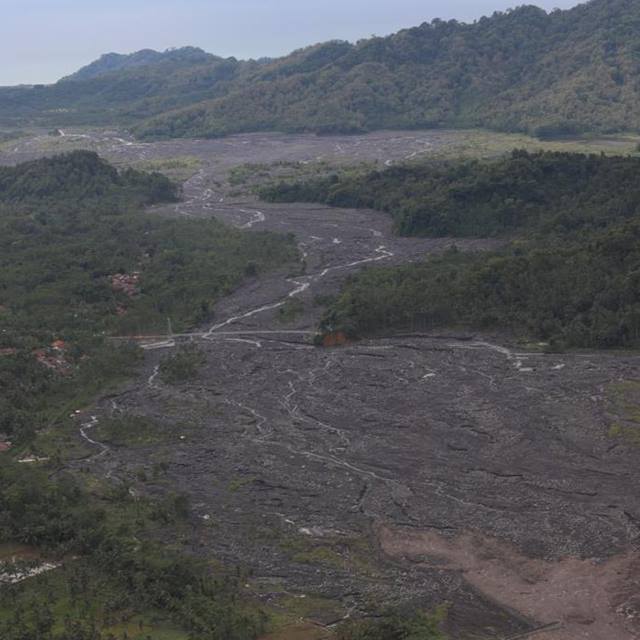 Pantauan udara aktivitas Gunung Semeru menggunakan helikopter BNPB, Senin (6/12). (Komunikasi Kebencanaan BNPB/Danung Arifin)