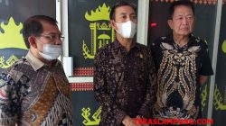 Ketua DPRD Lampung Utara, Romli (tengah) dan Wakil Ketua I DPRD Lampung Utara (kiri), menjelaskan sikap mereka tentang desakan pembukaan pendaftaran Pilwabup, Jumat (21/1/2021).