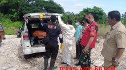 Petugas membawa mayat yang ditemukan tergantung di pohon akasia di Kelurahan Tanjunggading ke RSUD Abdul Moeloek, Selasa (4/1/2022).
