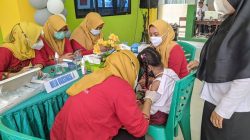 Siswa SDN 2 Rawalaut Kota Bandarlampung menerima suntikan vaksin Sinovac dosis pertama, Rabu (5/1/2022).