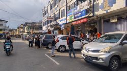 Pegawai toko di jalan Ikan Tongkol Pasar Pagi Kota Bandarlampung yang merasakan gempa, Jumat sore (14/1/2022).