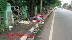 Tumpukan sampah‎ yang dibuang warga bukan pada tempatnya di Jalan Alamsyah Ratu Perwira Negara, Kotabumi, Lampung Utara, Senin (10/1/2021).