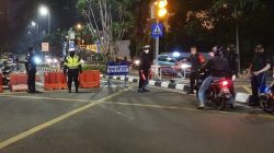 Penutupan sejumlah ruas jalan di DKI Jakarta pada malam hari dilakukan seiring dengan meningkatnya pertambahan jumlah kasus positif Covid-19 di Jakarta.