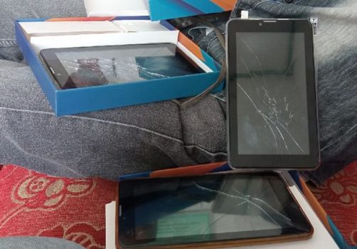 Tiga unit tablet hasil pembelian dari BOS Afirmasi. Ketiga unit itu dalam keadaan rusak dan tak memiliki charger