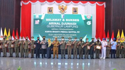 Gubernur Lampung Arinal Djunaidi Terima Penghargaan Karya Bhakti Peduli Satpol PP dari Mendagri