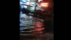 Jalan Teuku Umar di depan Taman Makam Pahlawan Bandarlampung terendam banjir, Jumat malam pukul 20.00 WIB (15/4/2022).