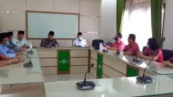 Ketua PWNU Lampung Prof Mukri (tengah/batik) menerima kunjungan PMSTI Lampung yang dipimpin Steven Cheng (kanan/batik merah).