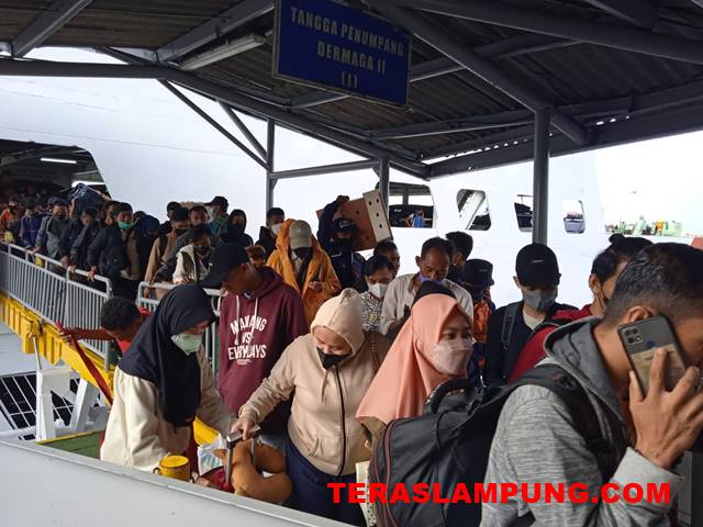 Para pemudik tujuan Pulau Sumatera keluar dari kapal di Pelabuhan Bakauheni, Sabtu (30/4/2022). Foto: Teraslampung.com/Zainal Asikin