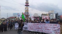 Aksi unjuk rasa ALM di Bundaran Tugu Adipura Bandarlampung, Kamis (21/4/2021).