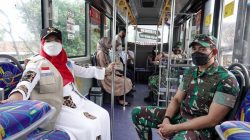 Walikota Eva Dwiana bersama Dandim 0410/ KBL Kolonel Inf Faisol di dalam bus untuk memantau situasi dan kondisi Kota Bandarlampung pada Hari Raya Idulfitri, Senin (1/5/2022).