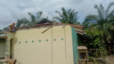 Salah satu rumah warga Kabupaten Langkat, Provinsi Sumatera Utara, rusak akibat hujan deras disertai angin kencang pada Rabu (11/5) pukul 15.00 waktu setempat. Foto: BPBD Kabupaten Langkat