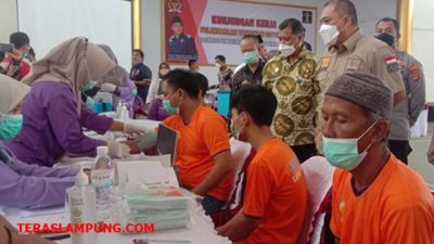 Taufik Basari memantau vaksinasi di Lapas Kotaagung, Sabtu (28/9/2022).