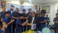 Ketua Partai Nasdem Lampung Herman HN menyerahkan nasi tumpeng ke Ketua Dewan Pakar Tamannuri dalam perayaan milad Ketum Surya Paloh ke-71.